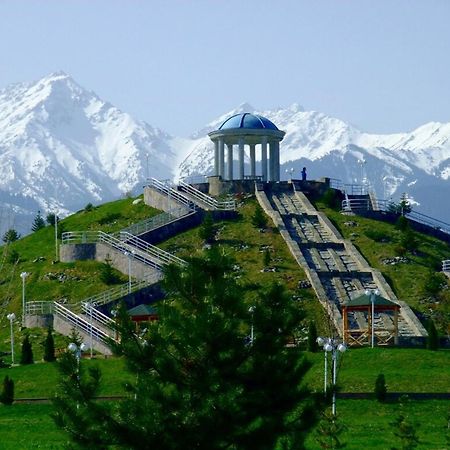 Апартаменты На Улице Розыбакиева, 275-2 Almaty Eksteriør bilde
